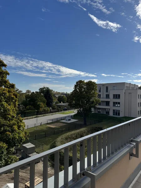 Erstbezug in Karlshorst: 2 Zimmer mit großem Balkon, Einbauküche und Aufzug — photo 1